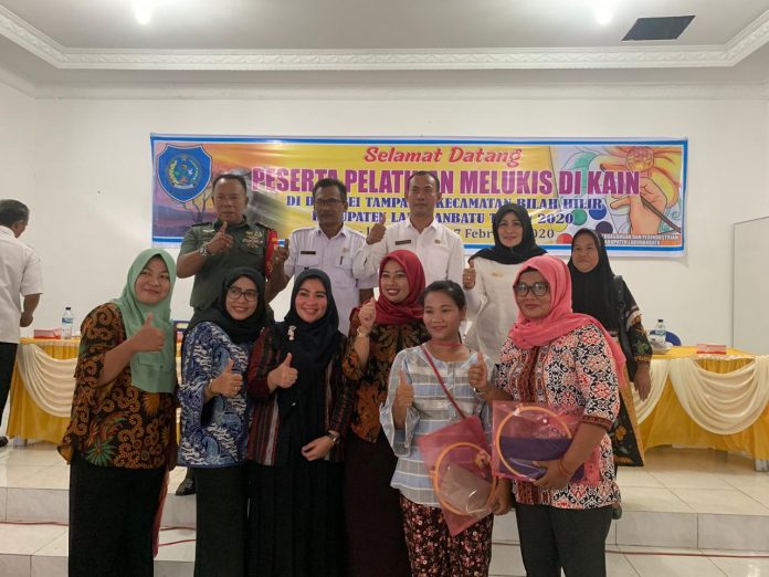 Hj Rosmanidar Andi Suhaimi Membuka Kerajinan Melukis di Desa Sei Tampang