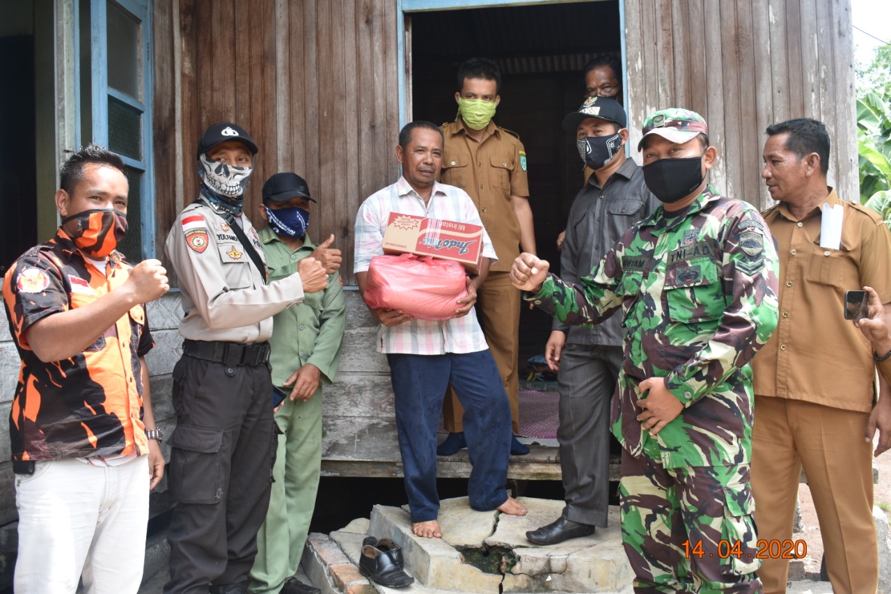 Pemdes Muntai, Kecamatan Bantan Bagikan Puluhan Paket Sembako pada Warga