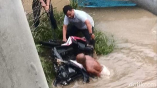 Motor Ibu dan Anak Dibunuh Perampok di Kuansing Ditemukan di Sungai
