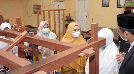 Kunjungan Santri Pondok Modern Al-Imtinan Putri ke Dekranasda Inhil Disambut Hangat Oleh Hj Zulaikha