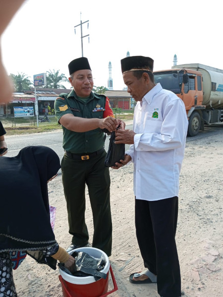 Serma Zul Efendi Laksanakan Pembagian Ratusan Paket Takjil