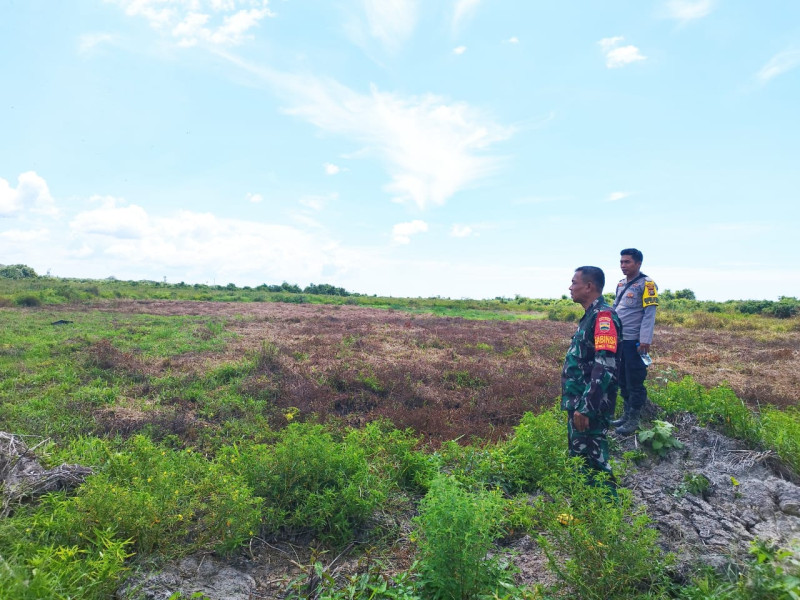 Serda Miftah Babinsa Kelurahan Batu Tritip Laksanakan Patroli