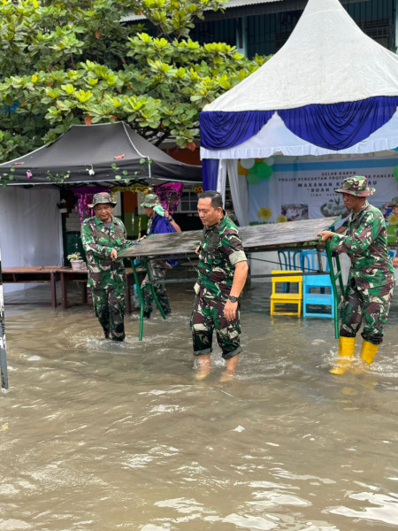 Hujan Deras, Kodim 0320/Dumai Gerak Cepat Bantu Evakuasi SD Negeri Binsus