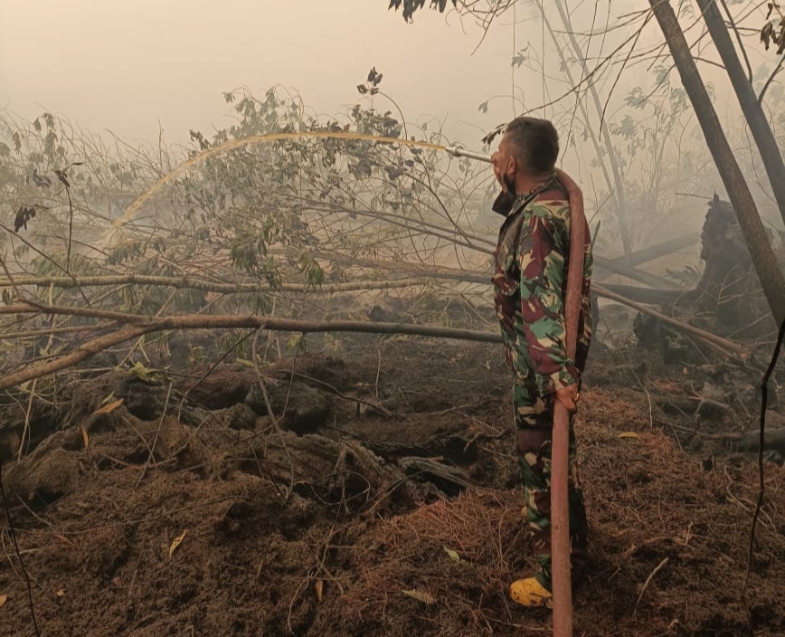 Danramil PWK 04 Medang Kampai Laksanakan Giat Pemadaman Kebakaran Hutan