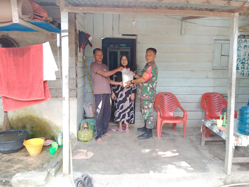 Serda Bambang Serahkan Bantuan Dalam Rangka Giat Babinsa Masuk Dapur