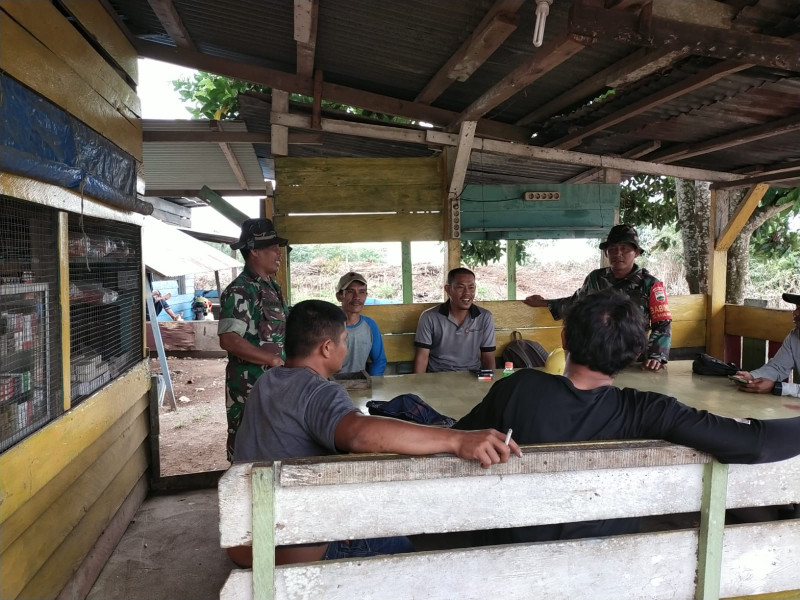 Komsos Serka Khorianto Dengan Masyarakat, Ingatkan Bahaya Karhutla