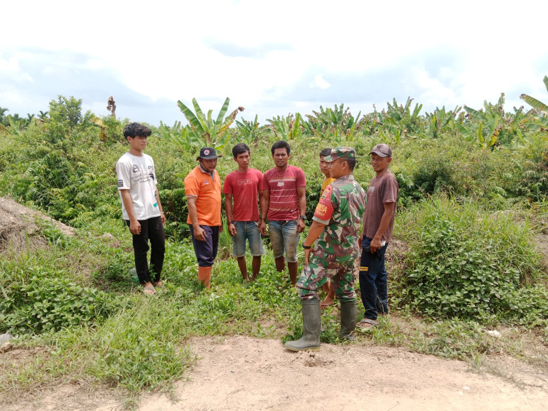 Sosialisasi dan Patroli Babinsa Serda Bambang Irwanto Dalam Rangka Cegah Karhutla