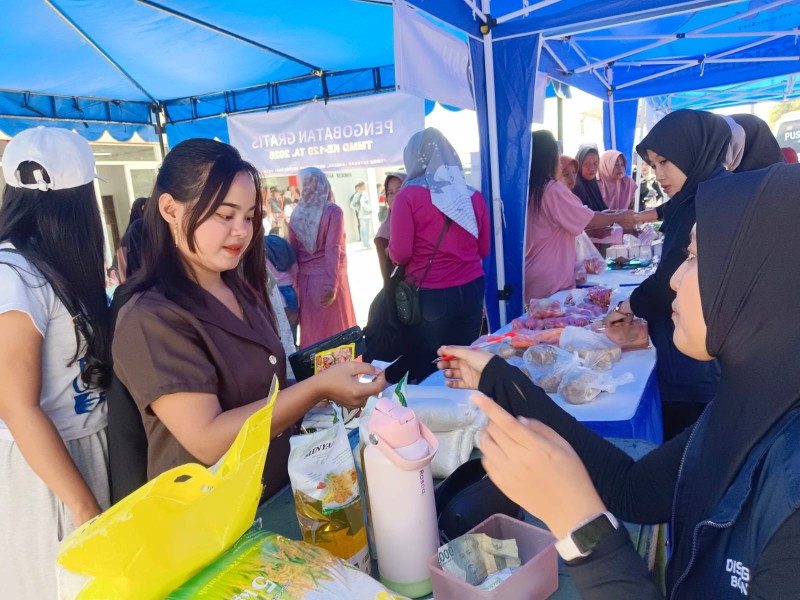 Warga Serbu Pasar Murah saat Penutupan TMMD 129 Bojonegoro di Kesongo