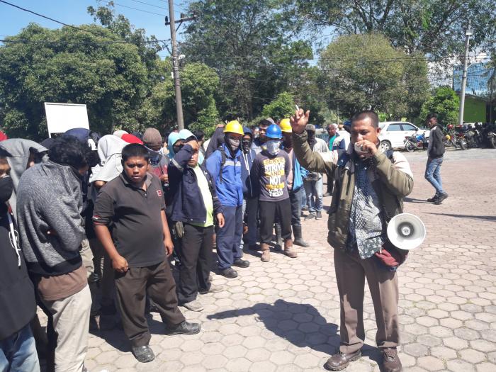 Tuntut Hak, Ratusan Pekerja PT SMIP Demo di Disnaker Dumai