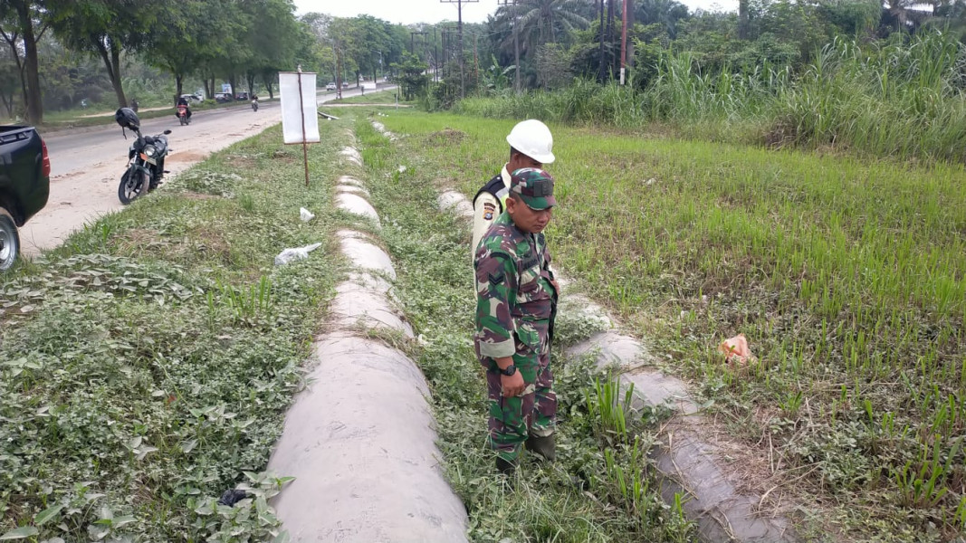 Pengecekan Pipa Milik Pertamina Gina Mencegah Hal-hal Yang Tidak Diinginkan Dilaksanakan Oleh Sertu Jumat Desmanto