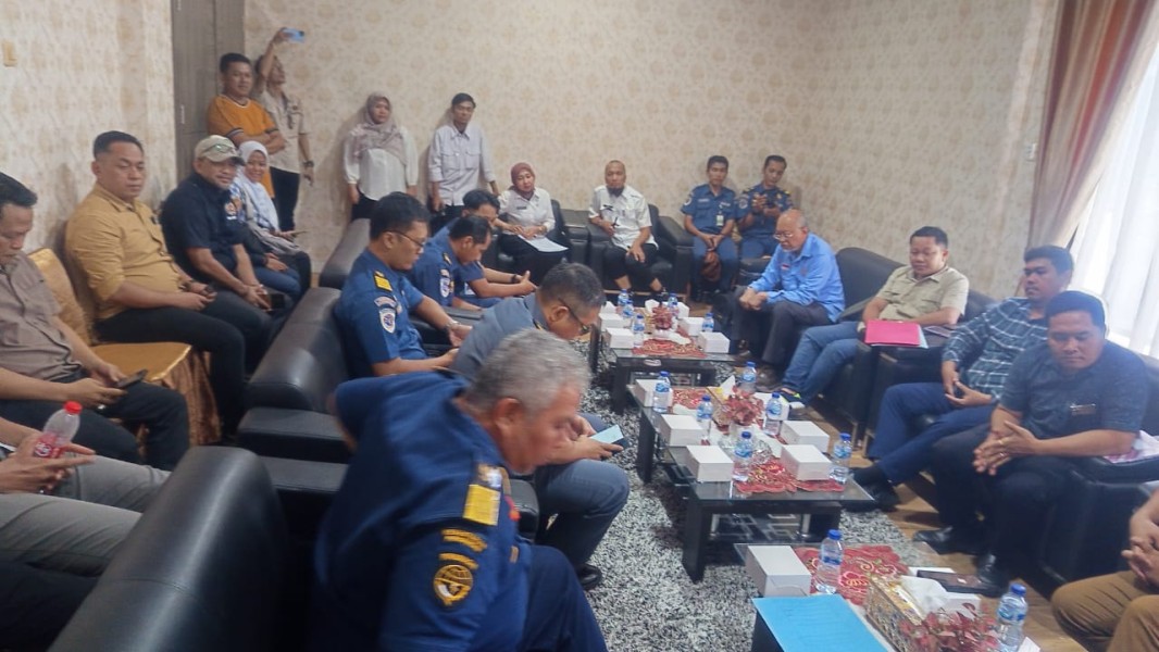 RDP DPRD DUMAI Mendadak Dihentikan, Puluhan Wartawan Serbu Ruangan