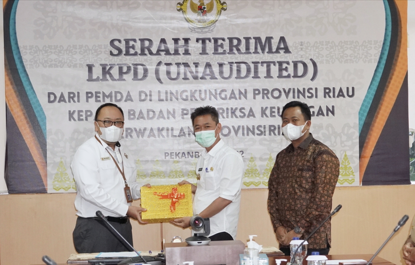 Serahkan LKPD, Bupati Berharap Rohil Kembali Raih Opini WTP