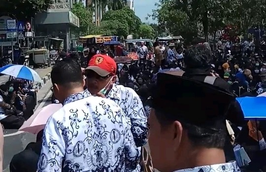 Kembali Demo Walikota, Ratusan Guru Blokir Jalan di Pekanbaru