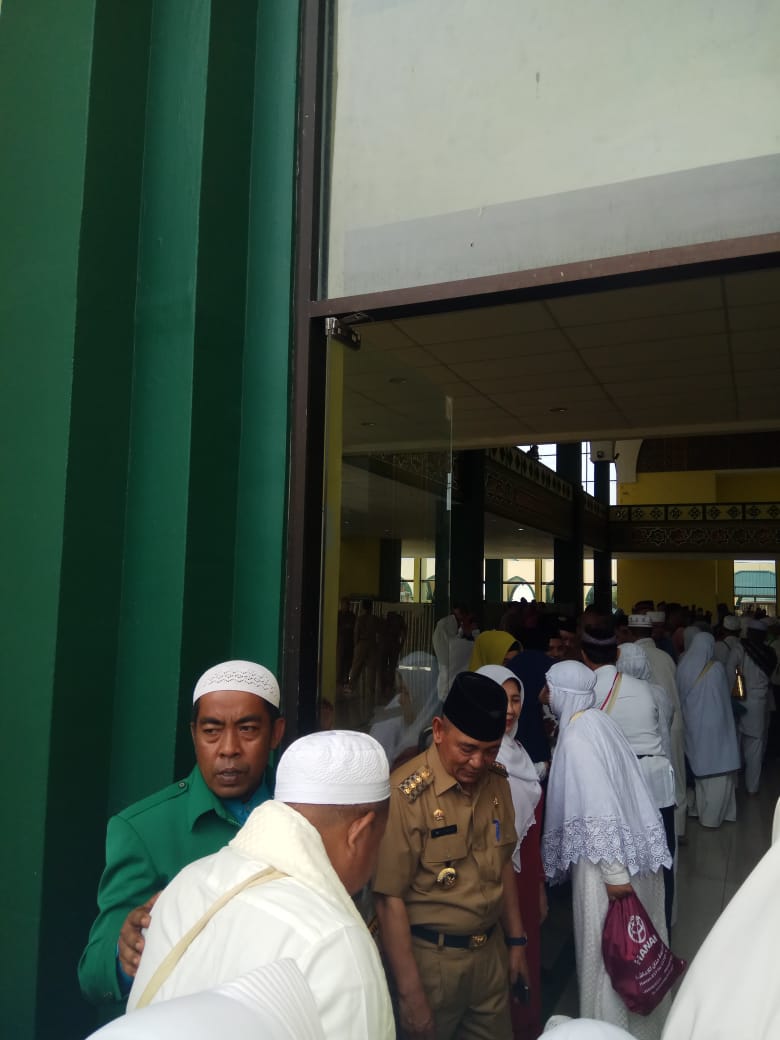 Kedatangan Jamaah Haji Pelalawan Disambut Isak Tangis Kerinduan 