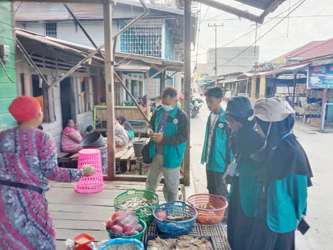 Mahasiswa KKN STAI Ar-Ridho Bagansiapiapi di Palika Kunjungi Kedai Ikan Asin Milik Hj Nurhayani