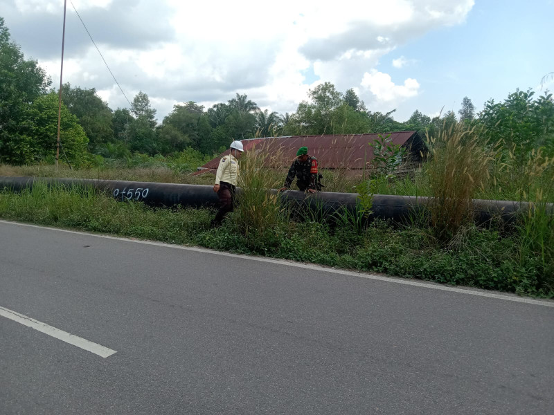Babinsa Koramil-01 Dumai dan Security Pertamina Gelar Patroli Pengecekan Pipa Minyak di Jalur Strategis