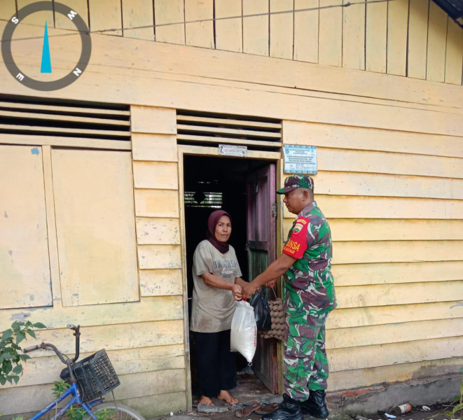 Serahkan Bantuan, Serda Cerzakatno Laksanakan Giat Babinsa Masuk Dapur