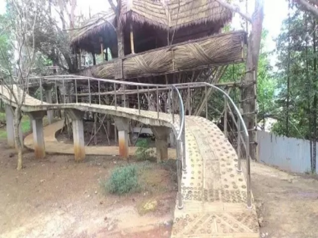 'Rumah Bambu' Dibiarkan Mangkrak,di Tamkot 2 Tangsel Jadi Tempat Mesum