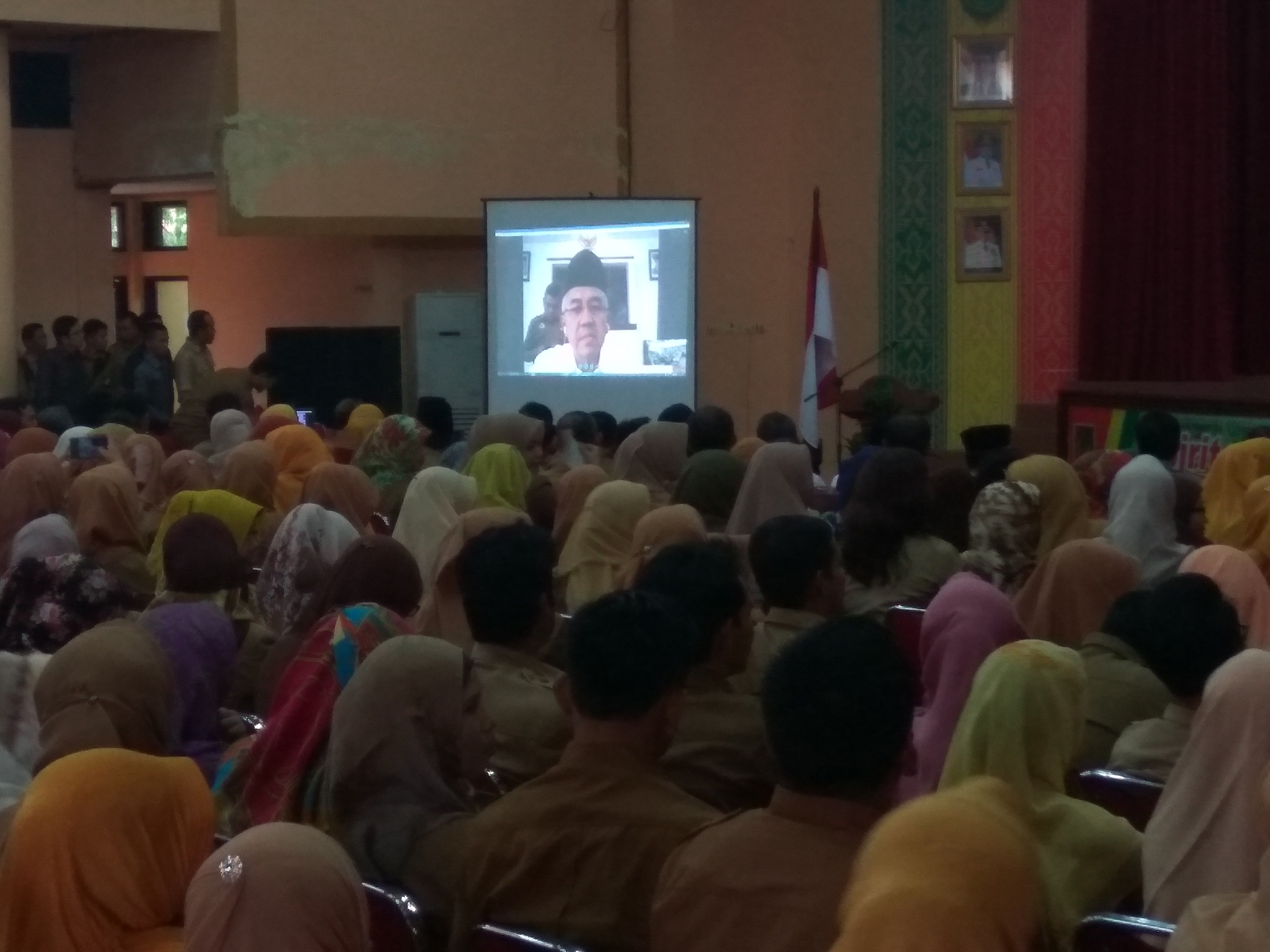 Gubernur Riau Teleconference Dengan Ratusan Guru SMA dan SMK Se-Inhil