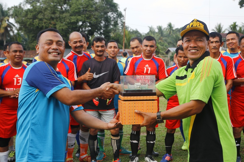 Kadis PMK Pimpin Tim Sepakbola Siak vs Kuok All Stars FC