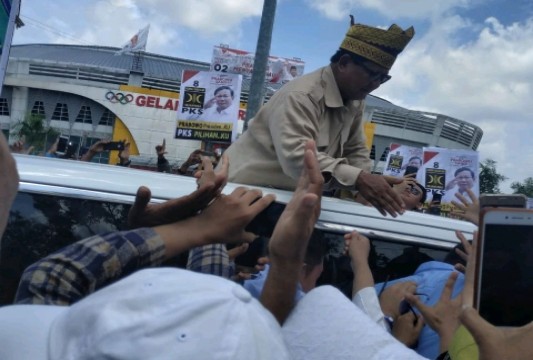 Kedatangan Prabowo Dielu-elukan Ribuan Pendukungnya