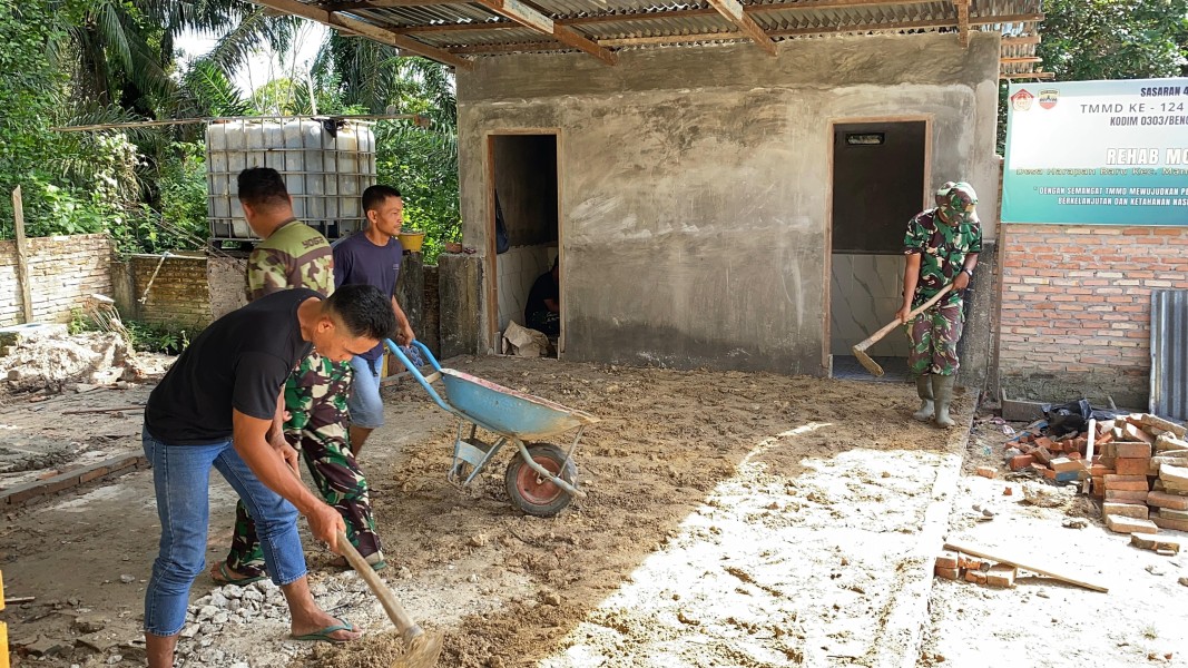 TNI dan Masyarakat Gotong Royong Perbaiki MCK, Wujud Nyata TMMD di Bengkalis