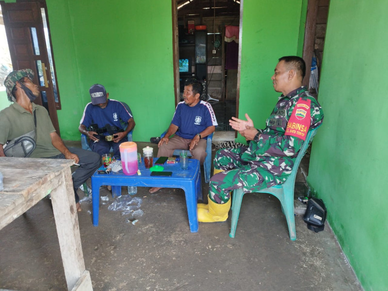 Mempererat Hubungan Dengan Masyarakat, Serda Miftah Laksanakan Komsos