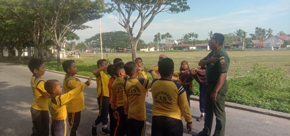 Kunjungan Pratu Rahmad ke Sekolah Dasar 15