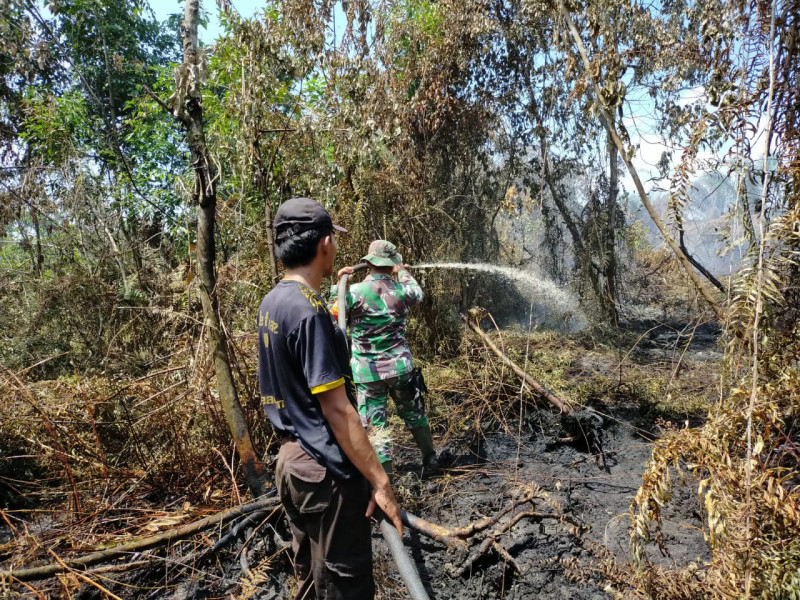 Babinsa Koramil 03 Serda Iwan Sahputra Lakukan Pendinginan Karlahut di Sungai Sembilan