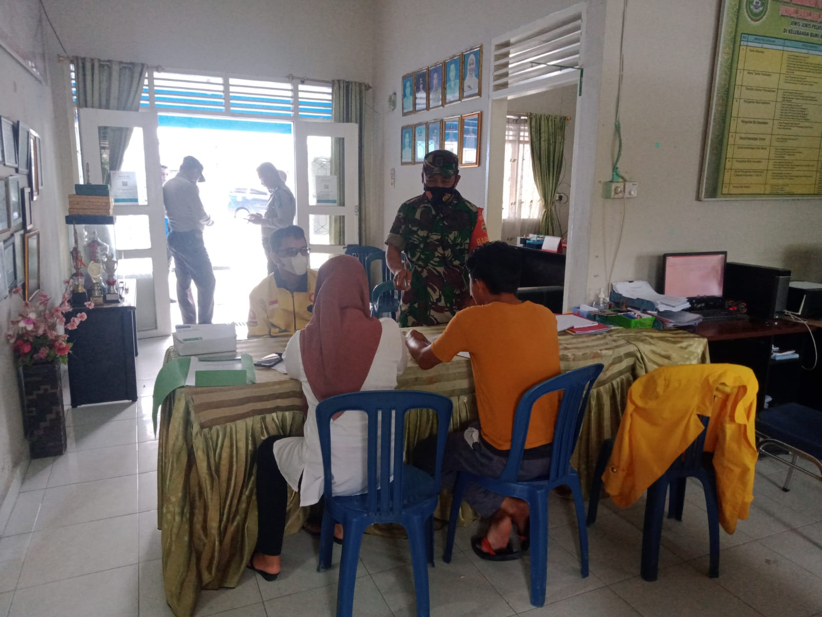 Serma Sukardi Berkoordinasi Dengan Aparat Kelurahan Untuk Melakukan Giat Kemasyarakatan