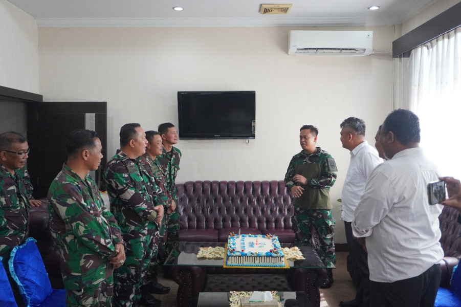 Kodim 0320/Dumai Berikan Kejutan Kepada Kepala dan Staff Imigrasi