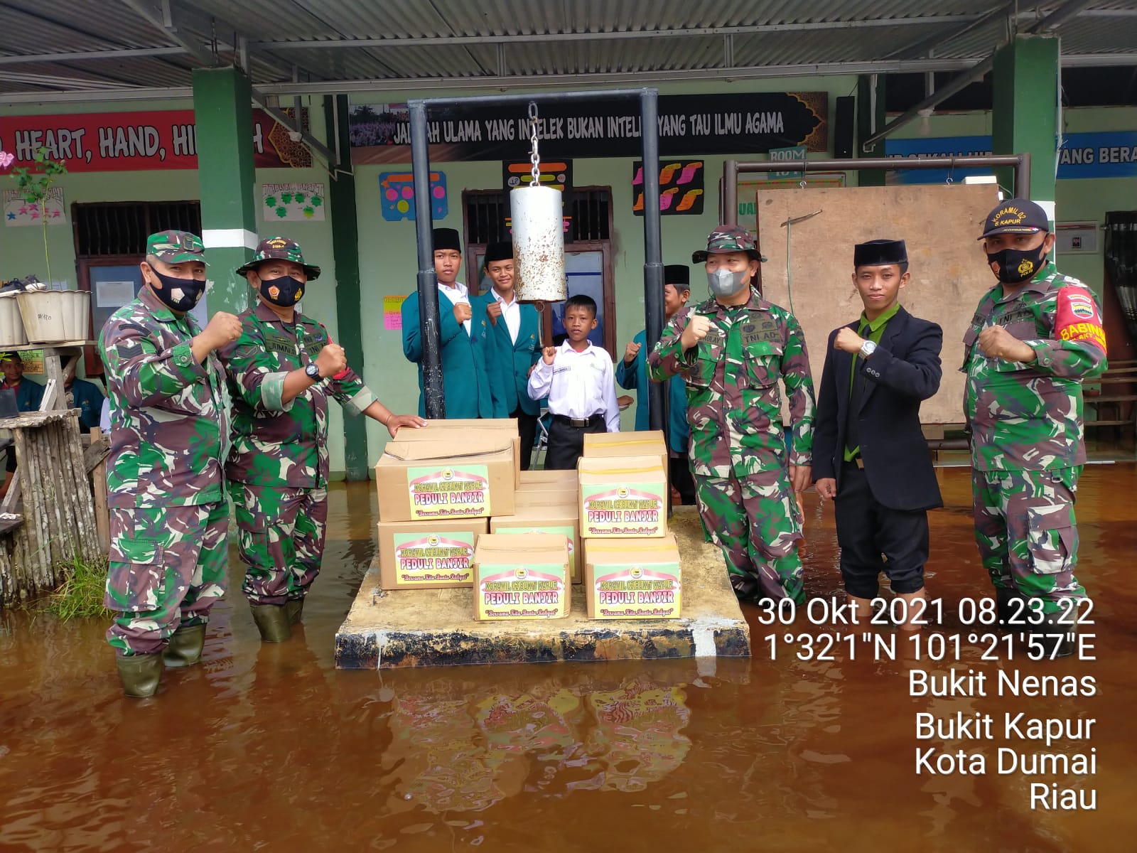 Danramil 02/Bukit Kapur Tinjau Banjir dan Serahkan Bantuan ke Pondok Modern Cahaya Al Quran
