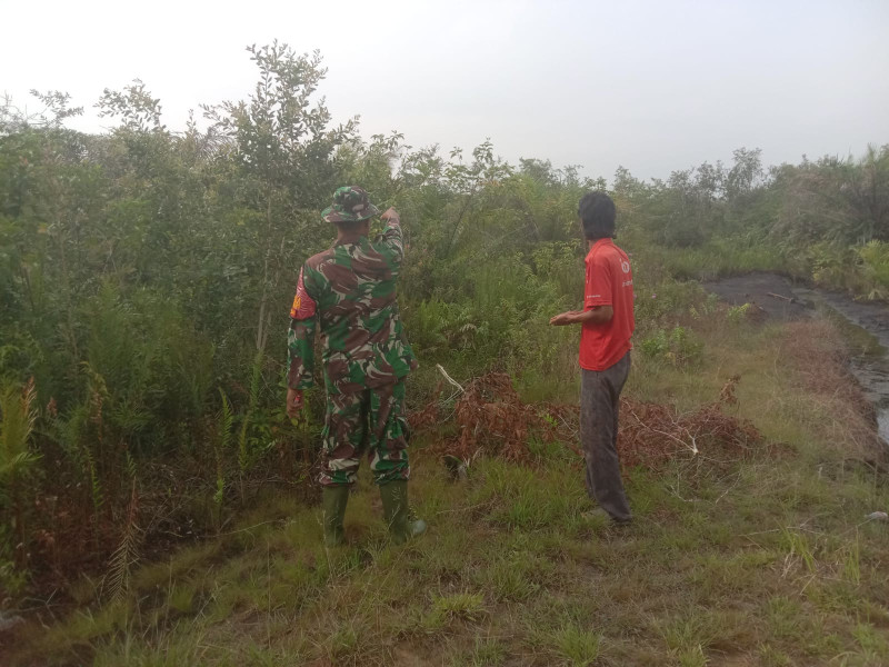 Serda Agustinus Selaku Babinsa Berikan Penyuluhan Terkait Pencegahan Karhutla