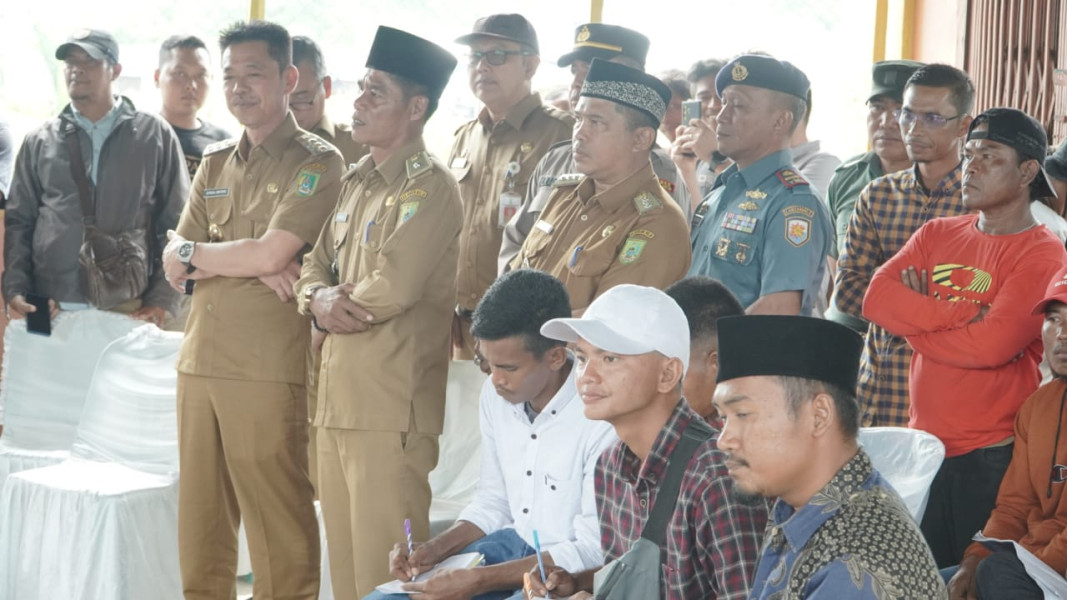 Pantau Langsung Proses Pilpeng, Bupati Rohil Ajak Masyarakat Dukung Penghulu Terpilih