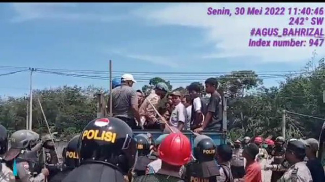 Viral Polisi Baret Biru Banting Pria dari Bak Truk di Rohul