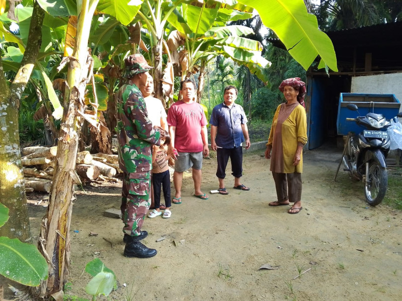Sertu Nono S. Sosialisasikan Bahaya Pembakaran Lahan di Dumai Timur