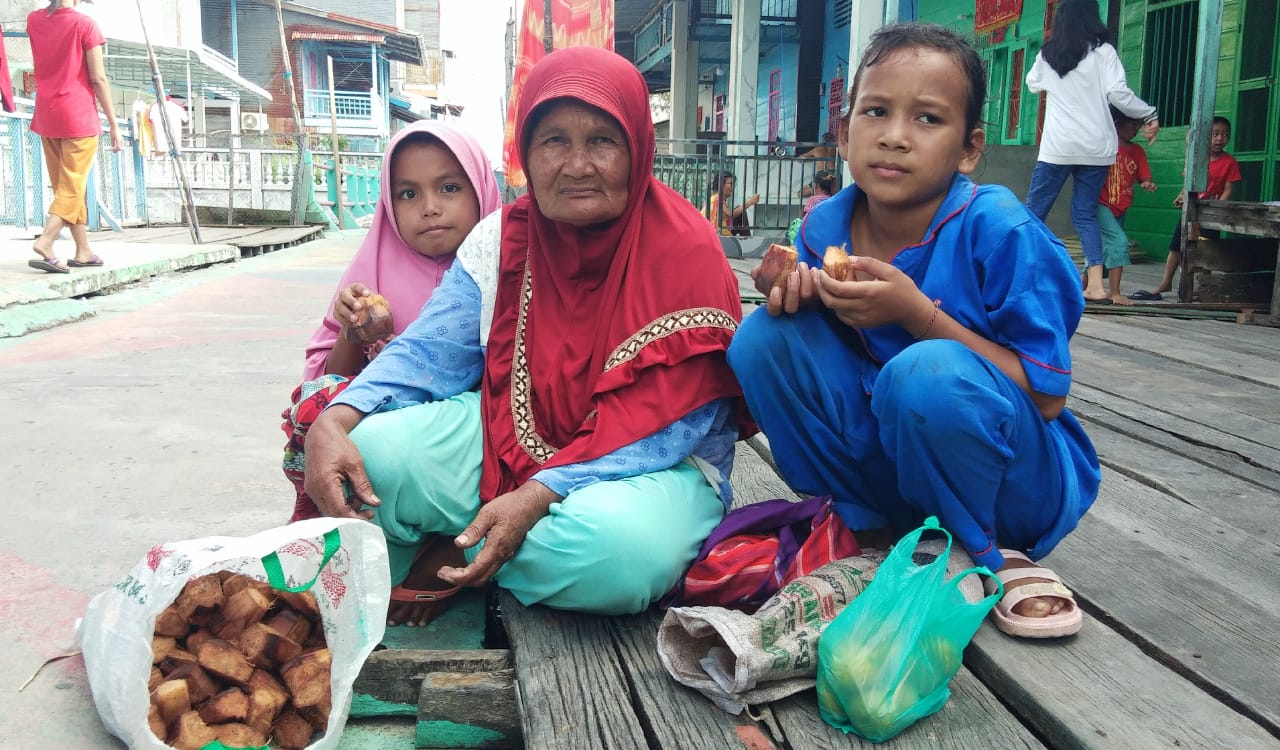 Sekelumit Kisah Nek Izai Penjual Buah Nipah di Kecamatan Palika