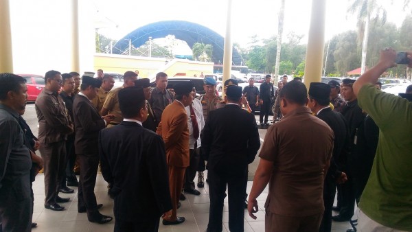 Gubri Tertahan di Kantor DPRD Riau