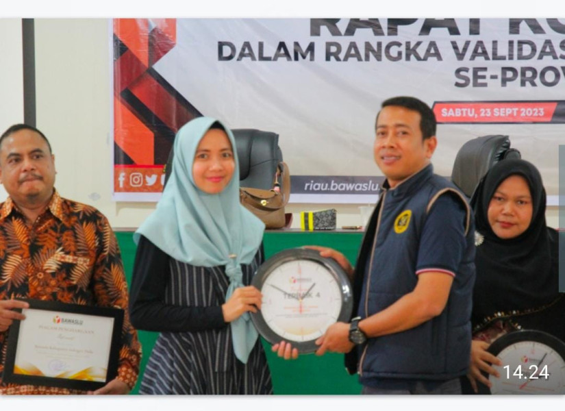 Membanggakan, Bawaslu Dumai Mendapatkan Penghargaan Keterbukaan Informasi Publik