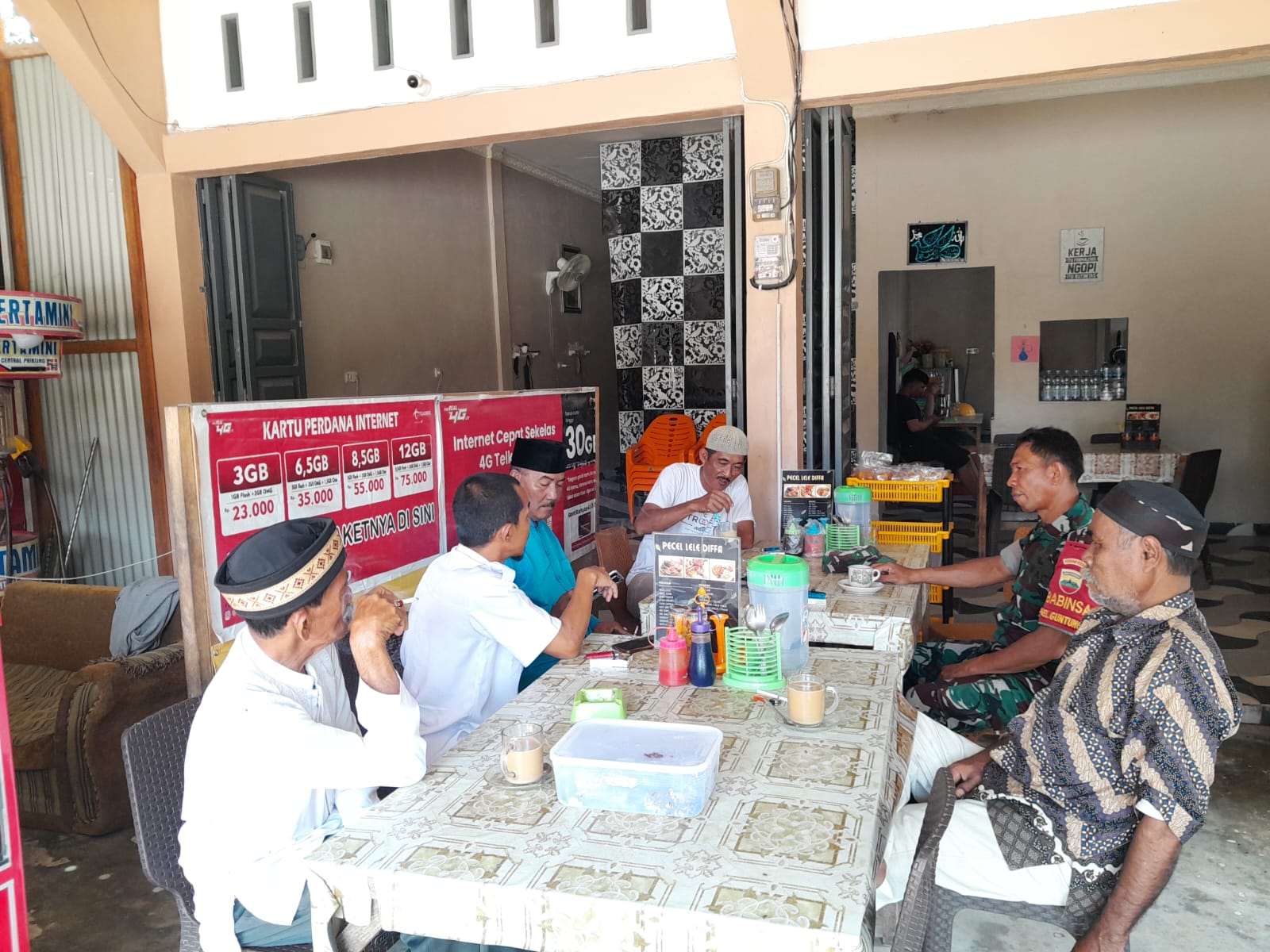 Cegah Wisatawan Tenggelam di Pantai, Babinsa Laksanakan Komsos