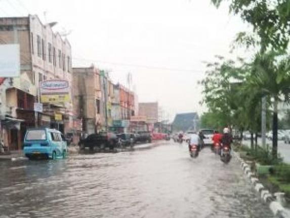 Warga Tagih Janji Peduli dan Solusi Walikota, Diguyur Hujan Sebentar, Dumai Berkuah