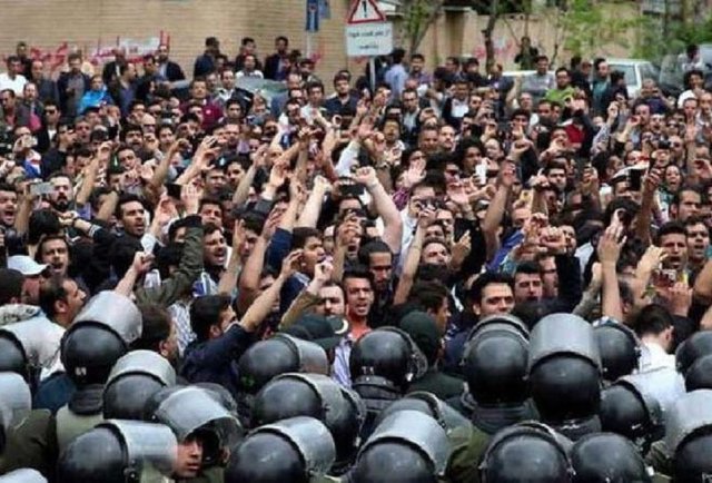 Diserbu Demonstran, Kantor Konsulat Iran di Irak Dibakar Massa