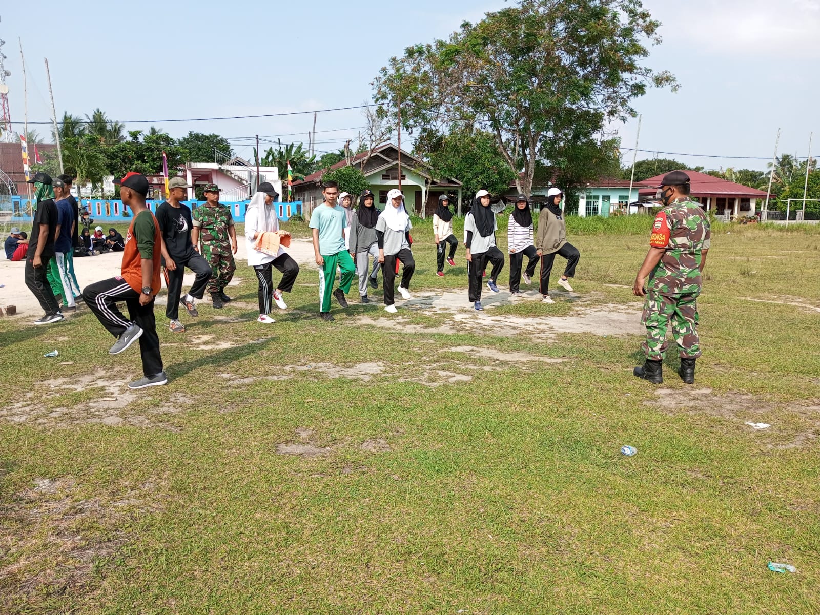 Koramil 02 Melatih Siswa Calon Paskibra