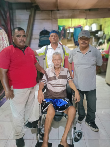 Askot PSSI DUMAI Peduli, Serahkan Bantuan Kursi Roda untuk Penggiat Sepakbola Dumai yang Sakit