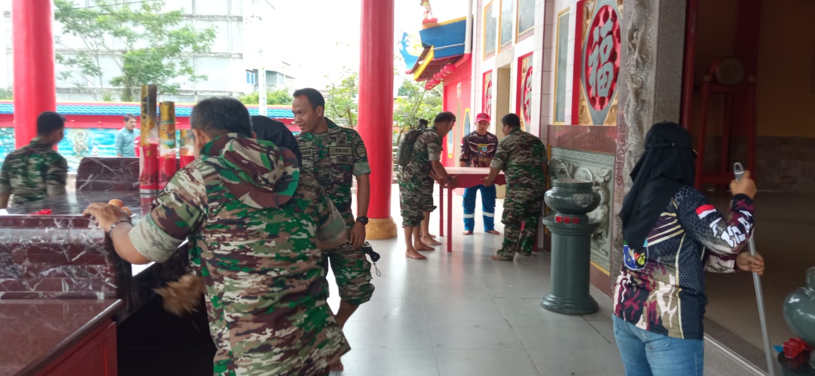 Pelaksanaan Giat Bersih Klenteng Dalam Rangka Bulan Bhakti Oleh Kodim 0320/Dumai