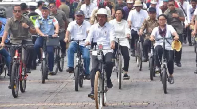 Jokowi Ajak Para Menterinya Naik Onthel Keliling Semarang di Libur Nataru