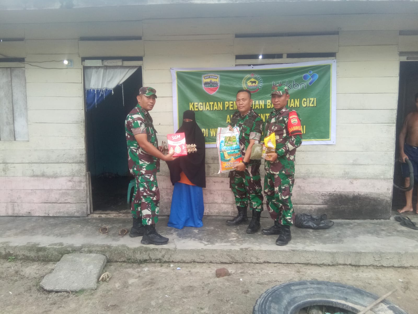 Babinsa Dampingi Penyerahan Bantuan Untuk Anak Stunting