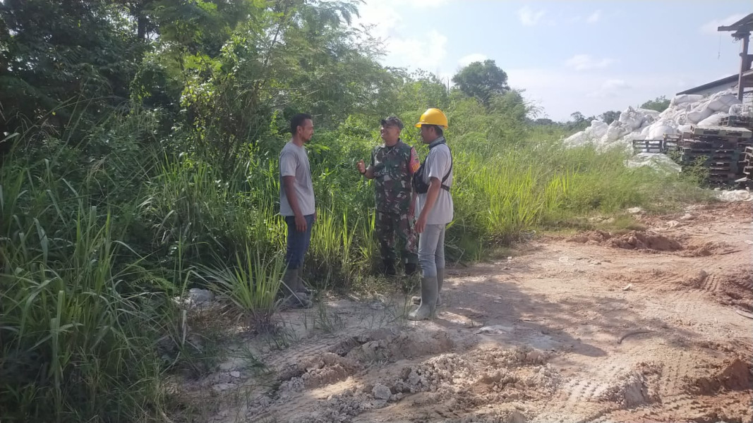 Babinsa Koramil 02/BK Gelar Patroli Karhutla di Jalan Anti Karat