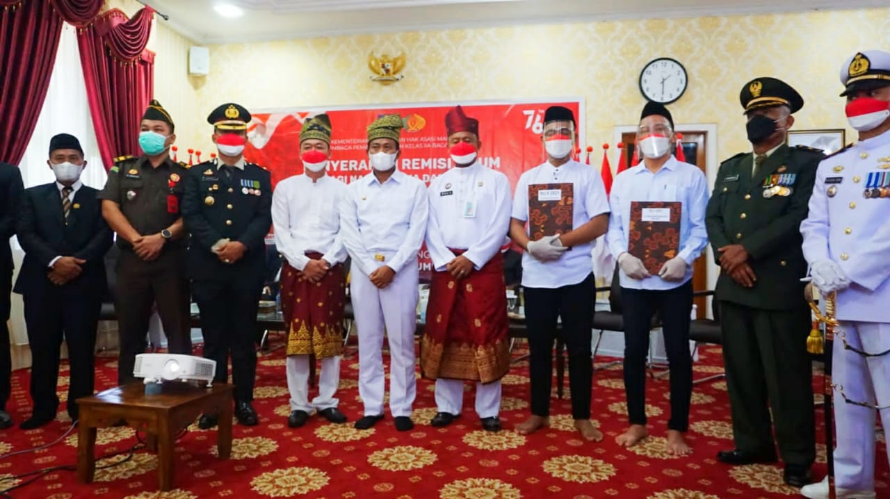Delapan Orang Napi Bebas, Bupati Rohil Serahkan Remisi Umum