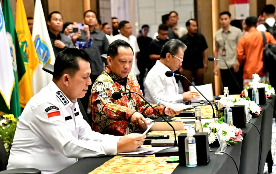 Gubernur Ansar Dampingi Mendagri Pimpin Rakor Pengendalian Inflasi dan Evaluasi APBD TA 2023 Provinsi Kepri